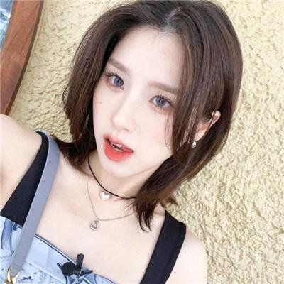 穿黄靴子的女孩